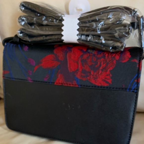 JustFab black and red small shoulder bag. Perfect for an evening out - Picture 3 of 3